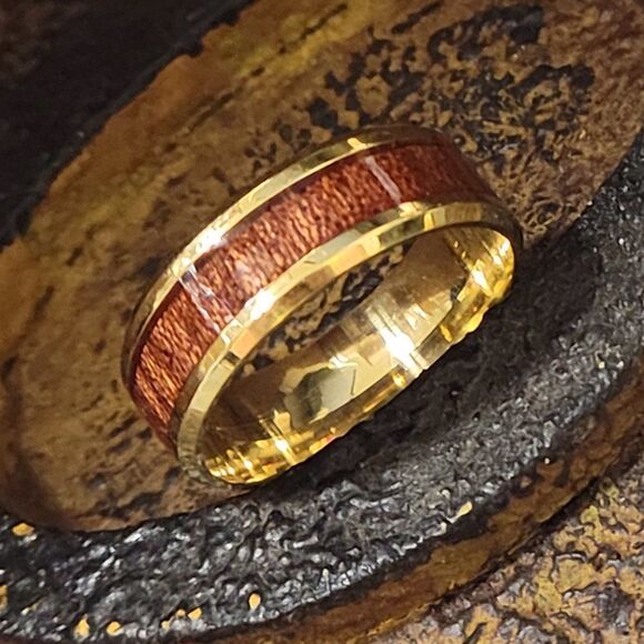 Men's Gold Wedding Ring Band With Whiskey Barrel Wood Inlay - Wedding ring Guys - Picture 7 of 9